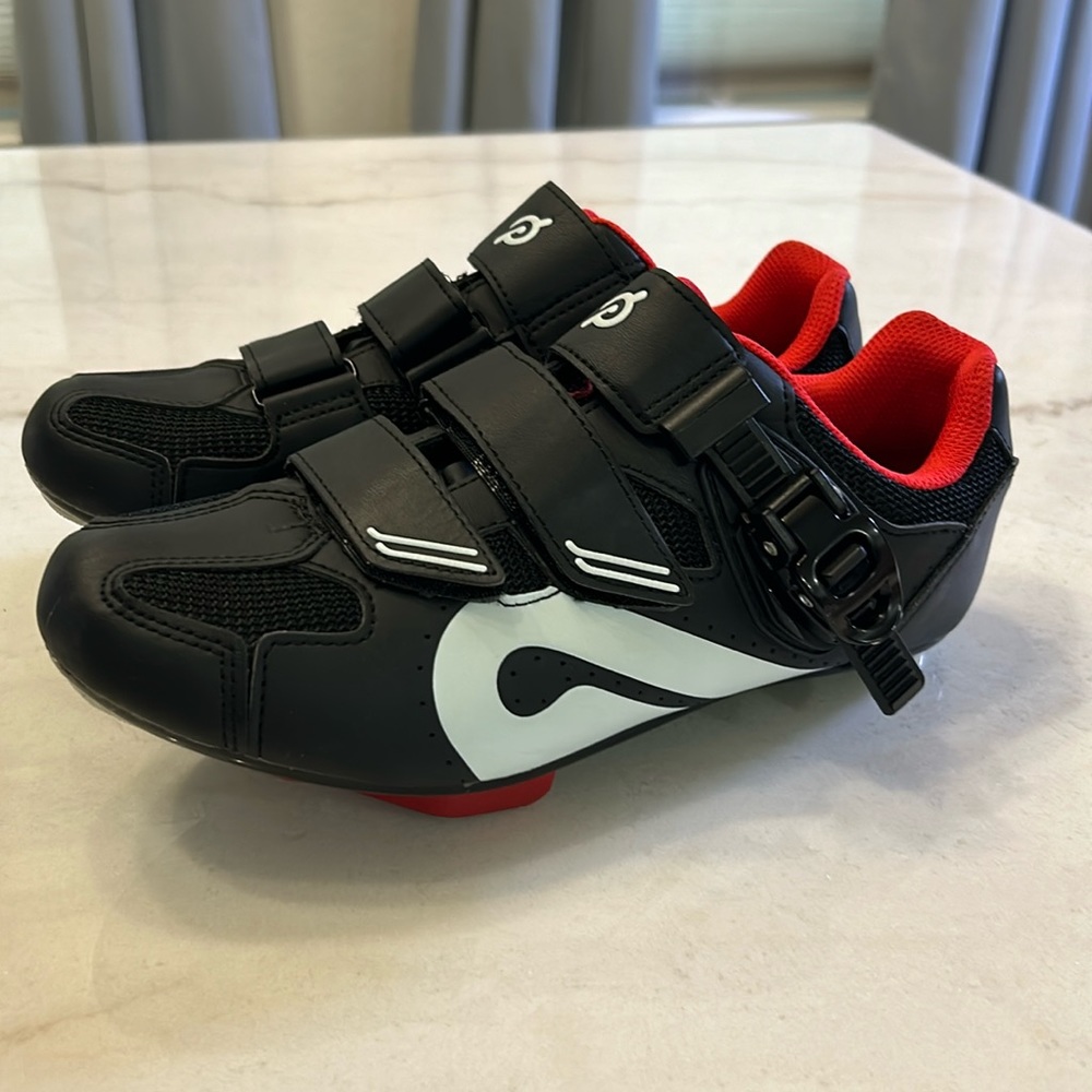 Peloton women’s bike shoes size 40 Euro / 9 US.